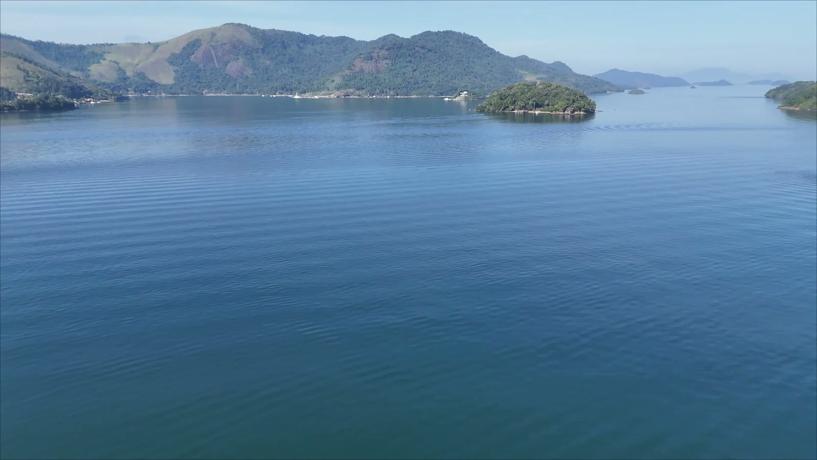 Horizonte amplo e ilhas da Baía da Ribeira