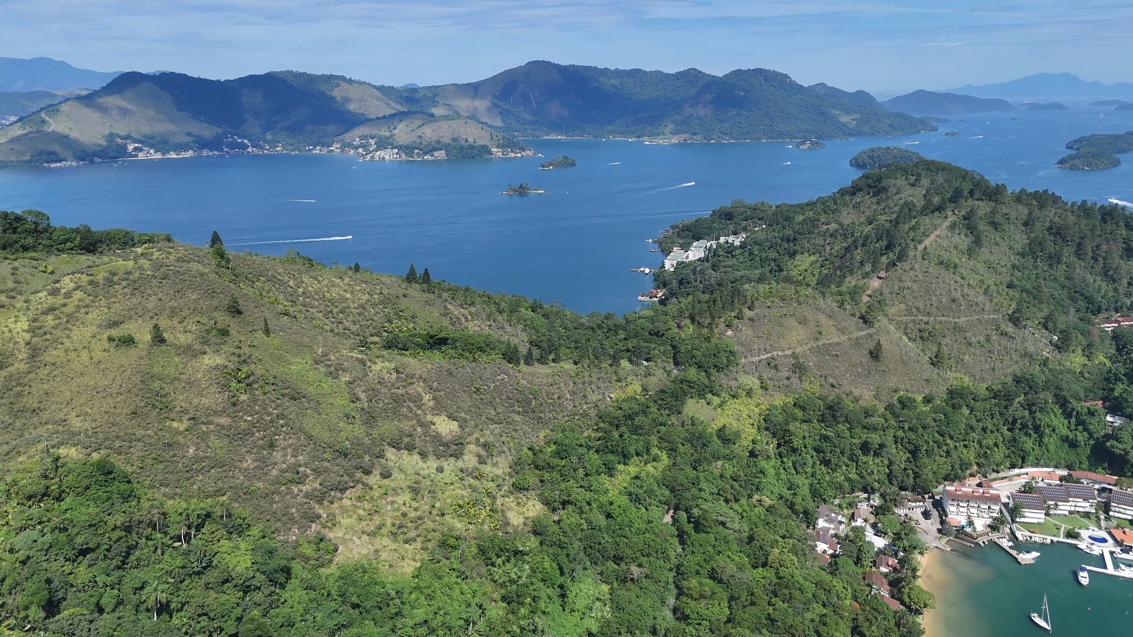 Cota aberta de Ponta da Cruz com a Baía da Ribeira no horizonte